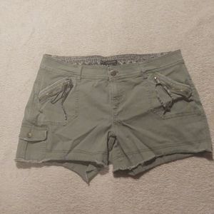 Maurices army green shorts 18 lots of pockets